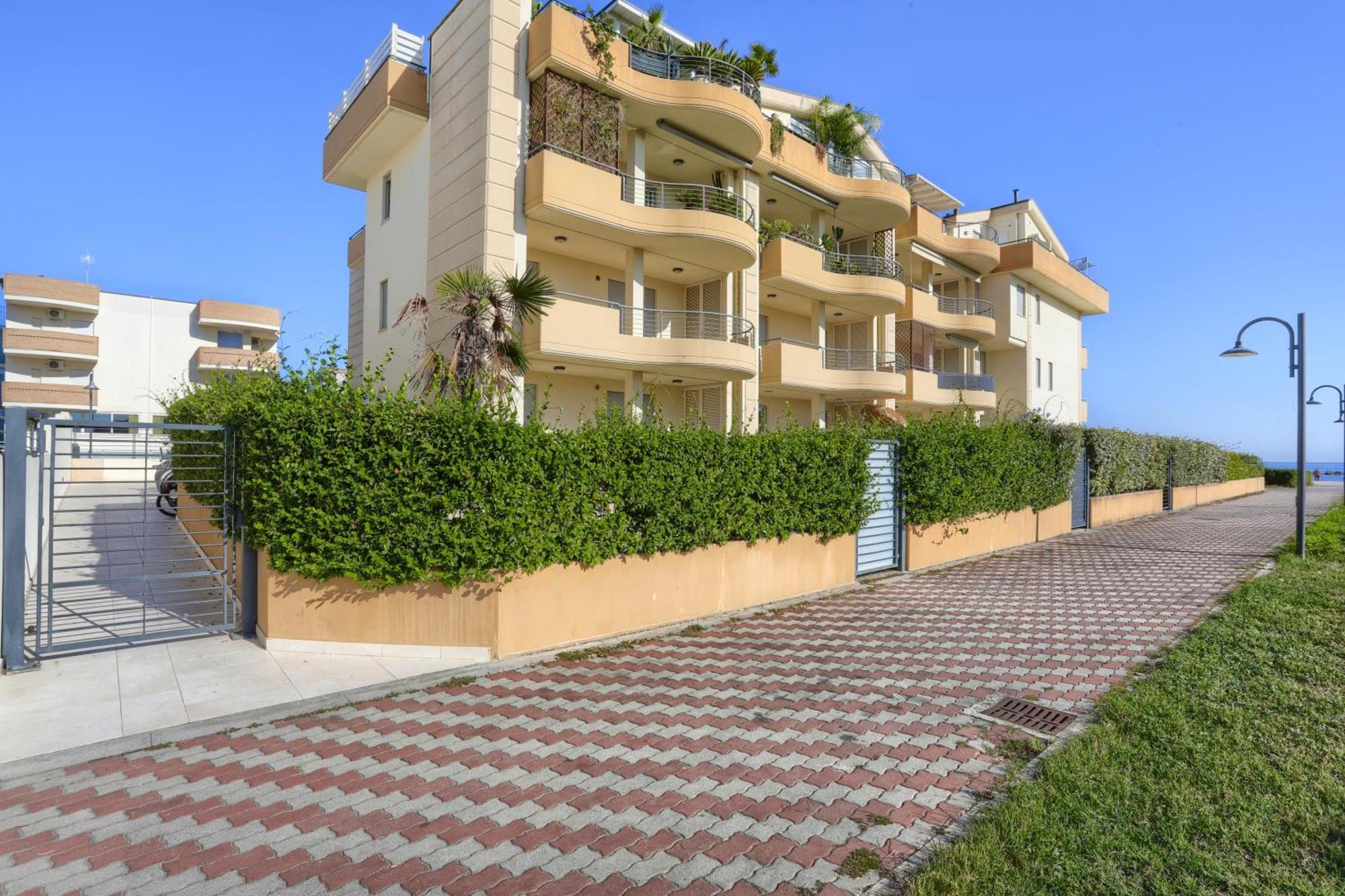 Mazzarosa Residence Roseto Degli Abruzzi Exterior photo